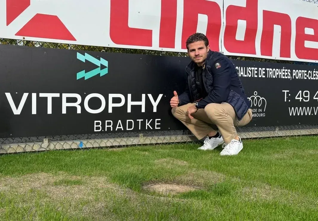 Marvin Bradtke vor dem Schild Vitrophy Bradtke — Gründer des Geschäftsbereichs Vitrophy — Vitralux Bradtke Luxemburg