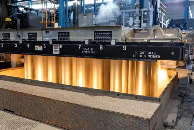 Bain d'anodisation de profilés en aluminium en usine — anodisation ELOXAL et thermolaquage — ALU-CO Luxembourg