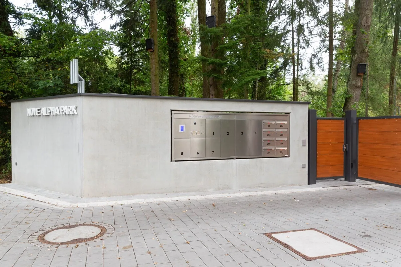 Bloc de boîtes aux lettres et boîtes à colis collectives en aluminium et inox — résidence au Luxembourg — ALU-CO