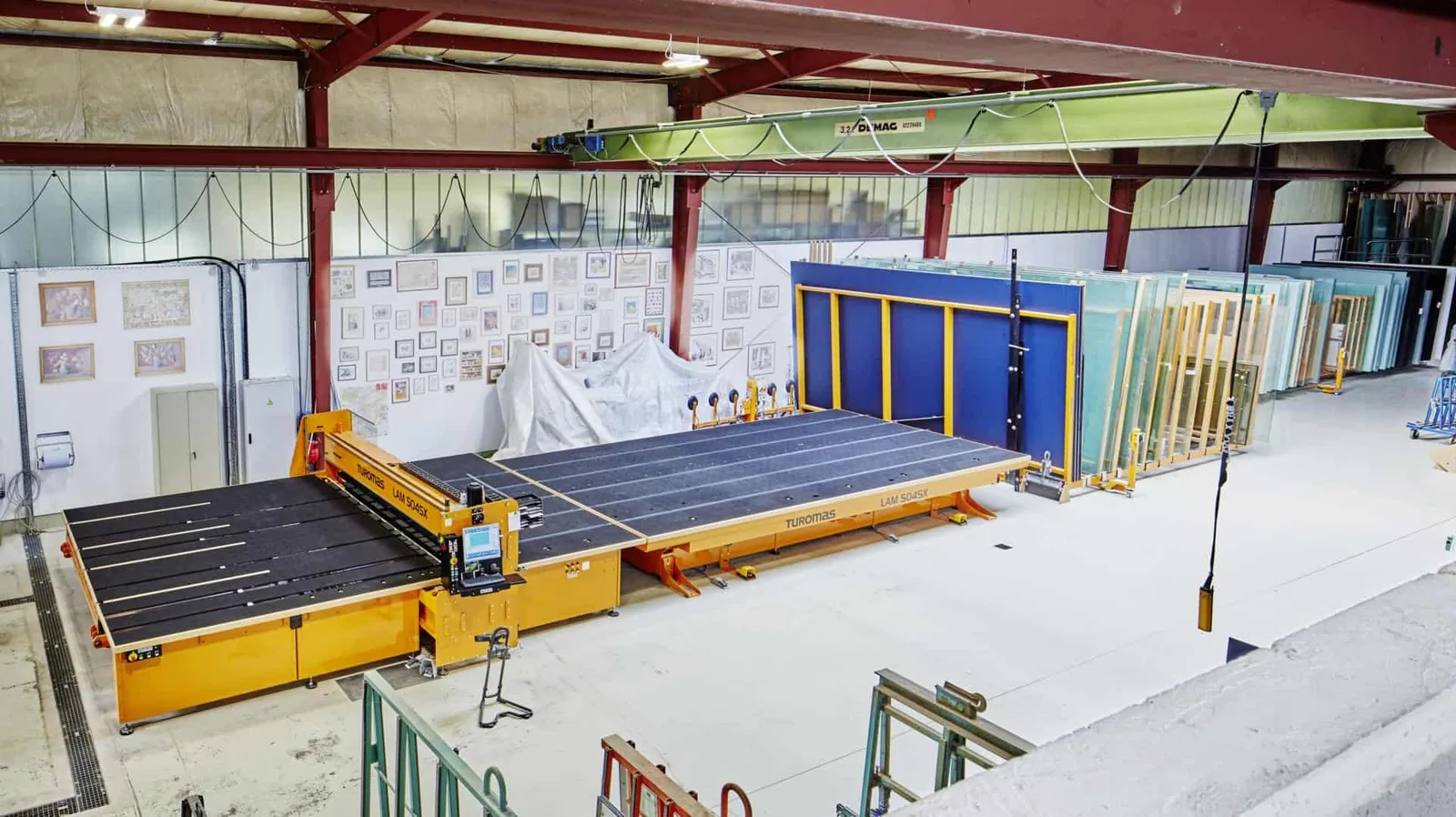 Werkstatthalle von Vitralux mit automatischer Zuschnittanlage — Glaswerkstatt Luxemburg — Vitralux Bradtke