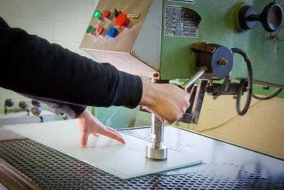 Bohren eines Lochs in eine Glasscheibe — Glaswerkstatt Luxemburg — Vitralux Bradtke