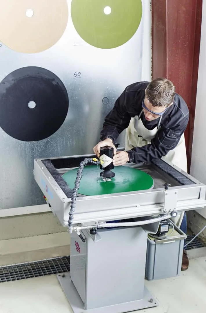 Polieren eines runden Glasteils an der Maschine — Glaswerkstatt Luxemburg — Vitralux Bradtke