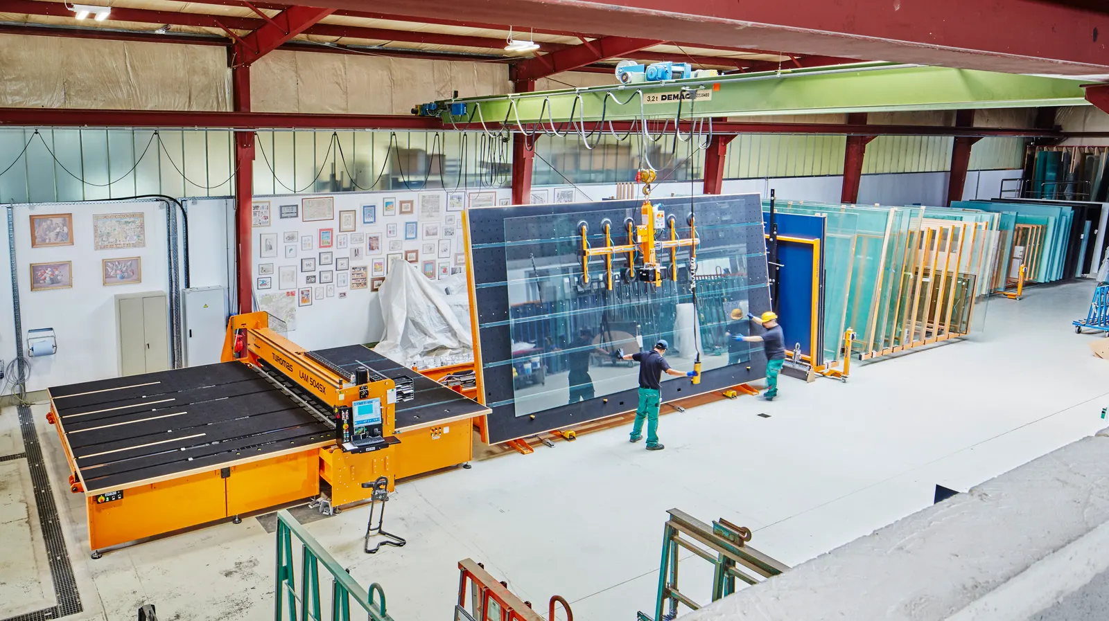 Façonnage du verre dans l'atelier Vitralux à Howald — Traitement et transformation du verre au Luxembourg — Vitralux Bradtke
