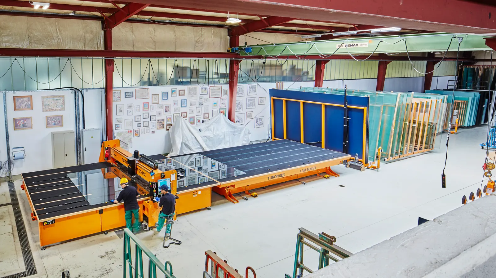 Automatische Zuschnittanlage für Glas in der 1.500 m² großen Werkstatt — Glaserei Luxemburg — Vitralux Bradtke