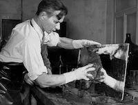 Glaser beim Handhaben einer Glasscheibe in der Werkstatt — Archivfoto Vitralux Bradtke