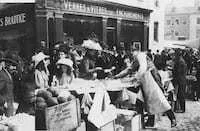 Ladenfront „Verres & Vitres — Encadrements“ an einem Markttag — Archivfoto Bradtke Luxemburg