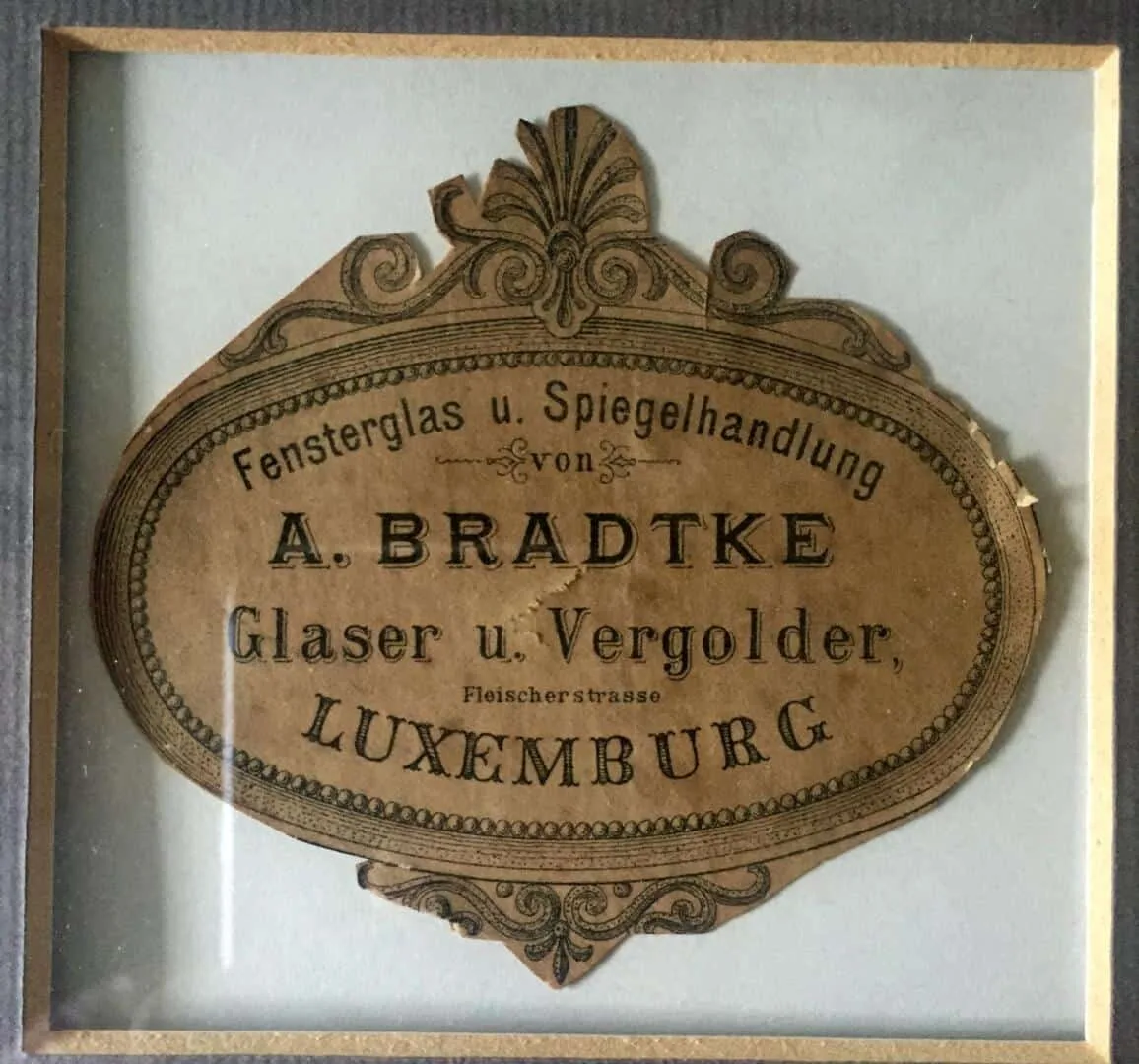 Originaletikett „Fensterglas u. Spiegelhandlung von A. Bradtke, Glaser u. Vergolder, Luxemburg“ — Archiv Vitralux Bradtke