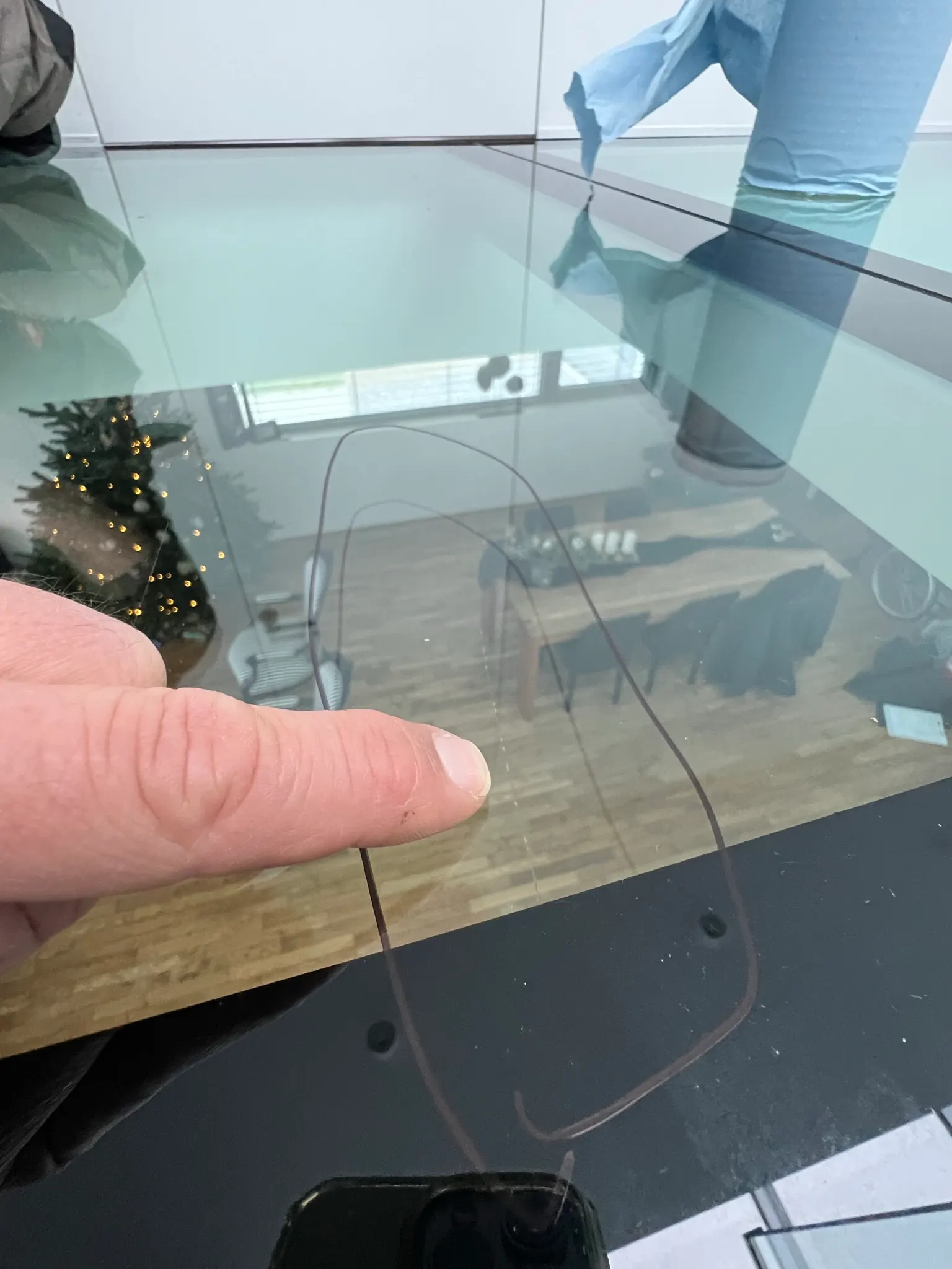Technicien Vitrapolish polissant un vitrage rayé sur site — effacement rayures verre Luxembourg — Vitralux Bradtke