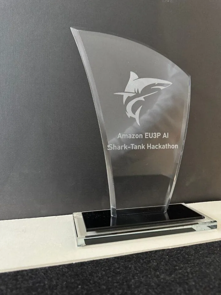 Trophée en verre — Amazon AI Shark Tank Hackathon — trophée verre personnalisé Luxembourg — Vitrophy Vitralux