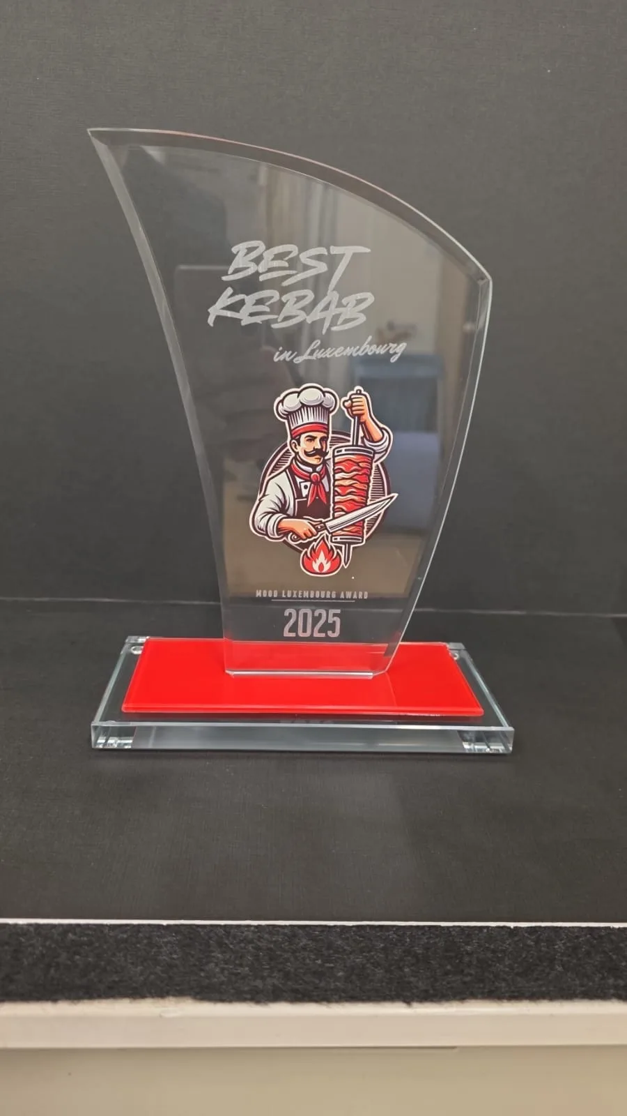 Trophée en verre — Best Kebab in Luxembourg — trophée verre personnalisé Luxembourg — Vitrophy Vitralux