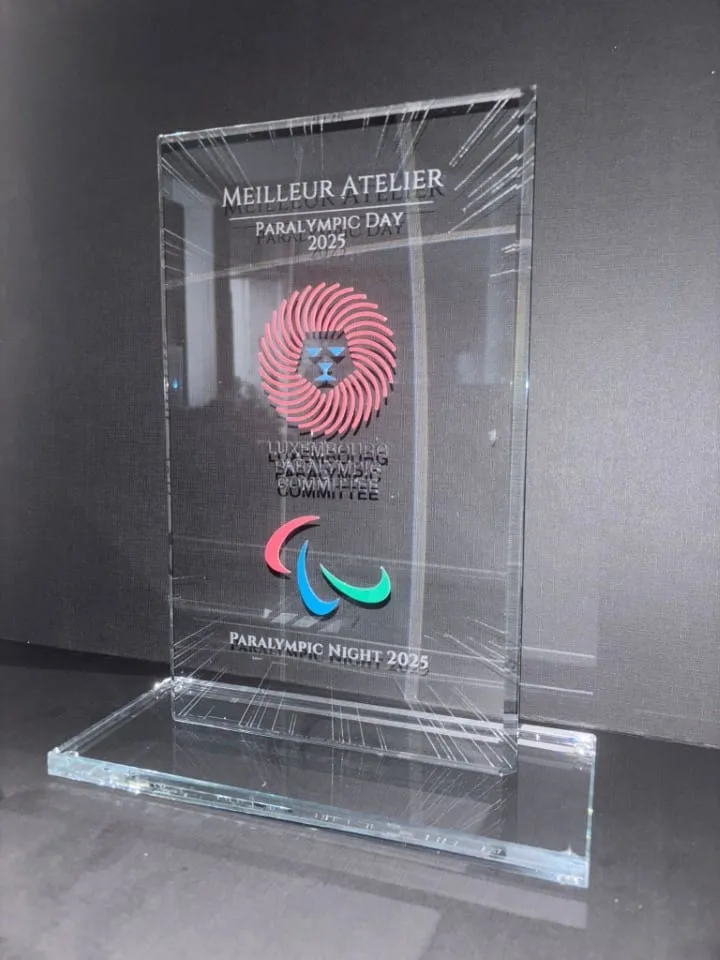 Trophée en verre — Paralympic Day 2025 — trophée verre personnalisé Luxembourg — Vitrophy Vitralux