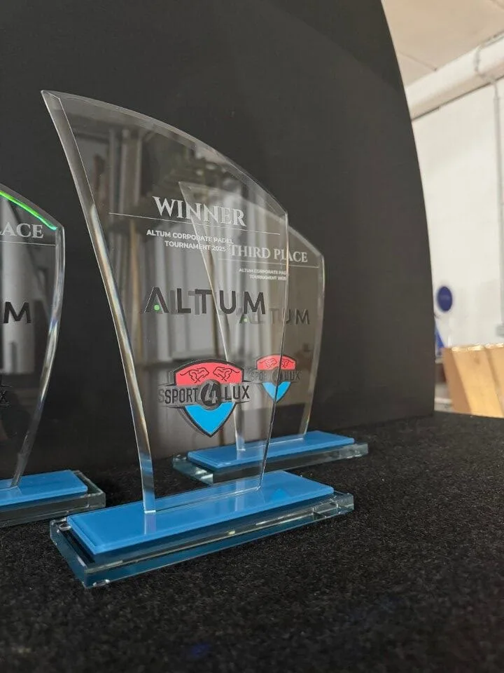 Trophée en verre — Altum Corporate Padel Tournament 2025 — trophée verre personnalisé Luxembourg — Vitrophy Vitralux