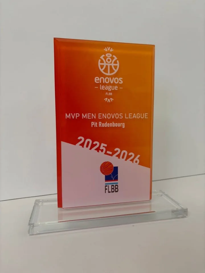 Trophée en verre — Enovos — trophée verre personnalisé Luxembourg — Vitrophy Vitralux