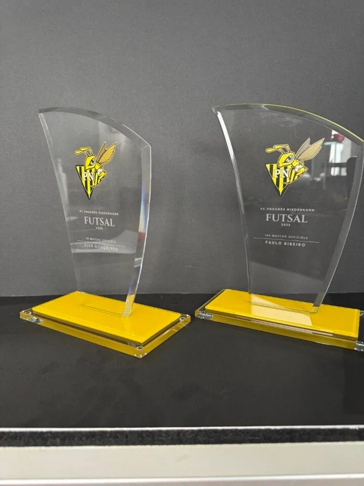 Trophée en verre — Futsal FC Progrès Niederkorn — trophée verre personnalisé Luxembourg — Vitrophy Vitralux