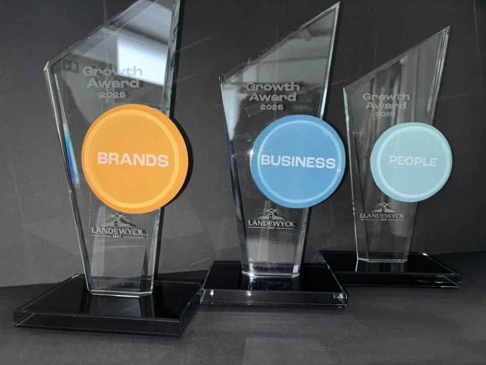 Trophée en verre — Growth Award Landewyck — trophée verre personnalisé Luxembourg — Vitrophy Vitralux