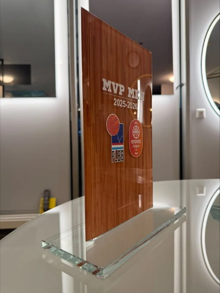 Trophée en verre — MVP Men — trophée verre personnalisé Luxembourg — Vitrophy Vitralux