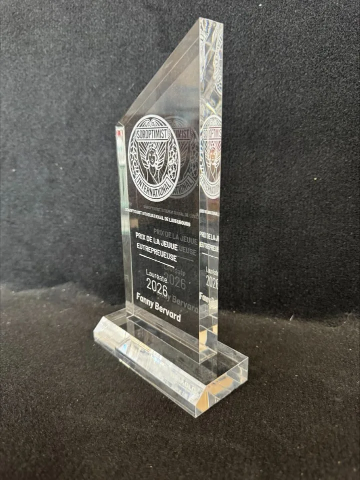 Trophée en verre — Prix de la Jeune Entrepreneuse — trophée verre personnalisé Luxembourg — Vitrophy Vitralux