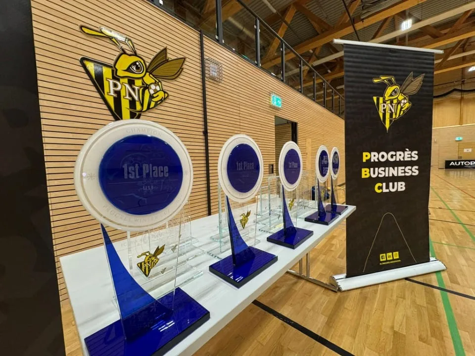 Trophées en verre personnalisés Progrès Business Club — trophées sur mesure Luxembourg — Vitrophy Vitralux