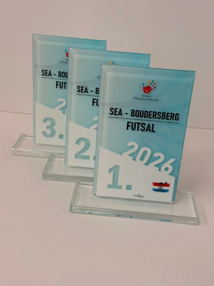 Trophée en verre — SEA Futsal — trophée verre personnalisé Luxembourg — Vitrophy Vitralux
