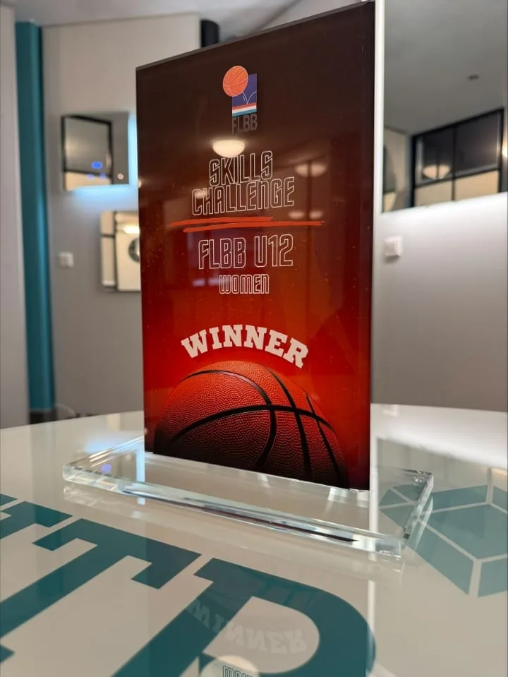Trophée en verre — Skill Challenge U12 — trophée verre personnalisé Luxembourg — Vitrophy Vitralux