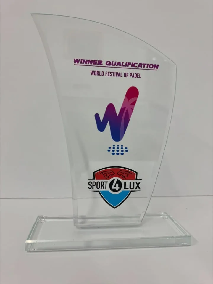 Trophée en verre — World Festival of Padel — trophée verre personnalisé Luxembourg — Vitrophy Vitralux