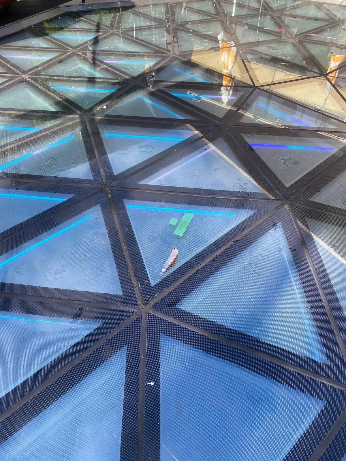 Dalle triangulaire coupe-feu EI90 sur la structure géodésique du rooftop Six Seven au Royal Hamilius — dalles en verre Luxembourg — Vitralux Bradtke (photo 2)