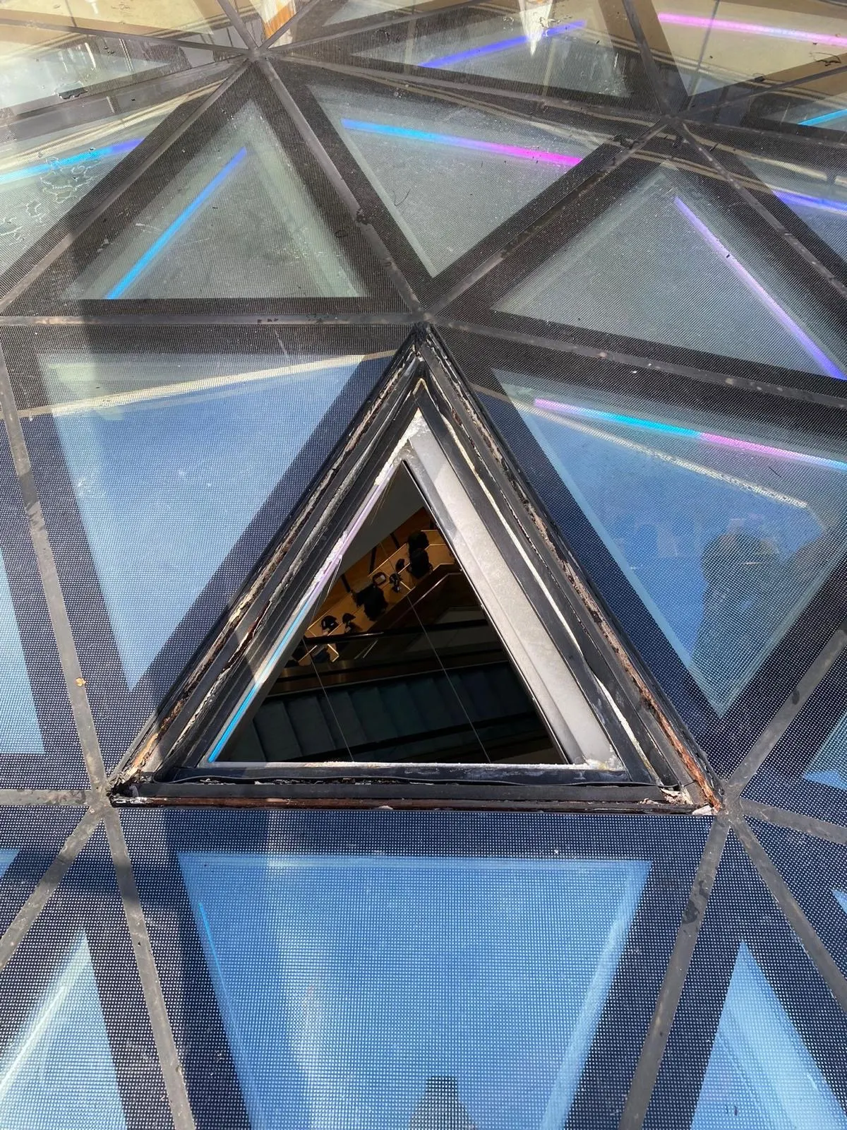 Dalle triangulaire coupe-feu EI90 sur la structure géodésique du rooftop Six Seven au Royal Hamilius — dalles en verre Luxembourg — Vitralux Bradtke (photo 4)