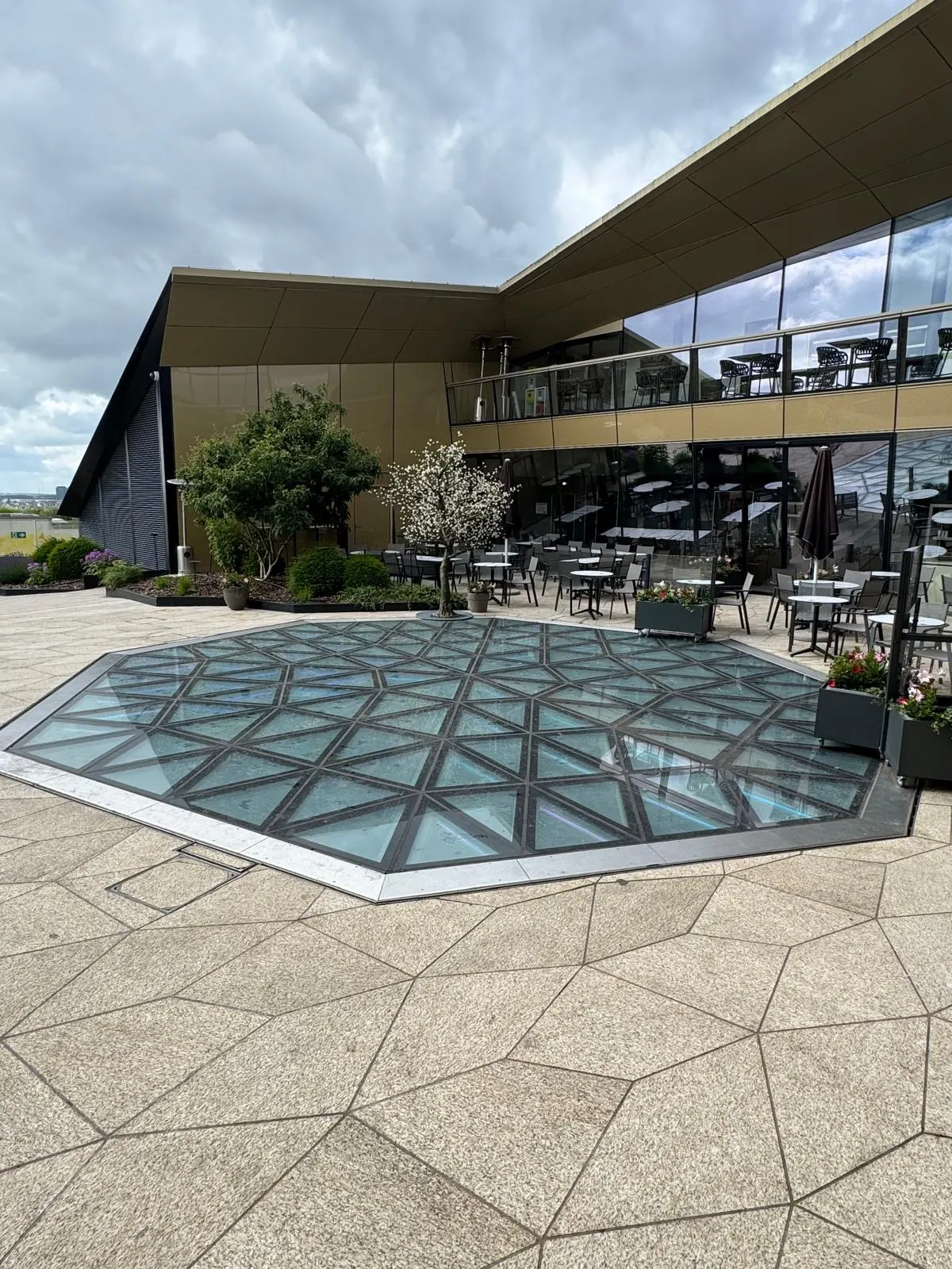 Dalle triangulaire coupe-feu EI90 sur la structure géodésique du rooftop Six Seven au Royal Hamilius — dalles en verre Luxembourg — Vitralux Bradtke (photo 5)