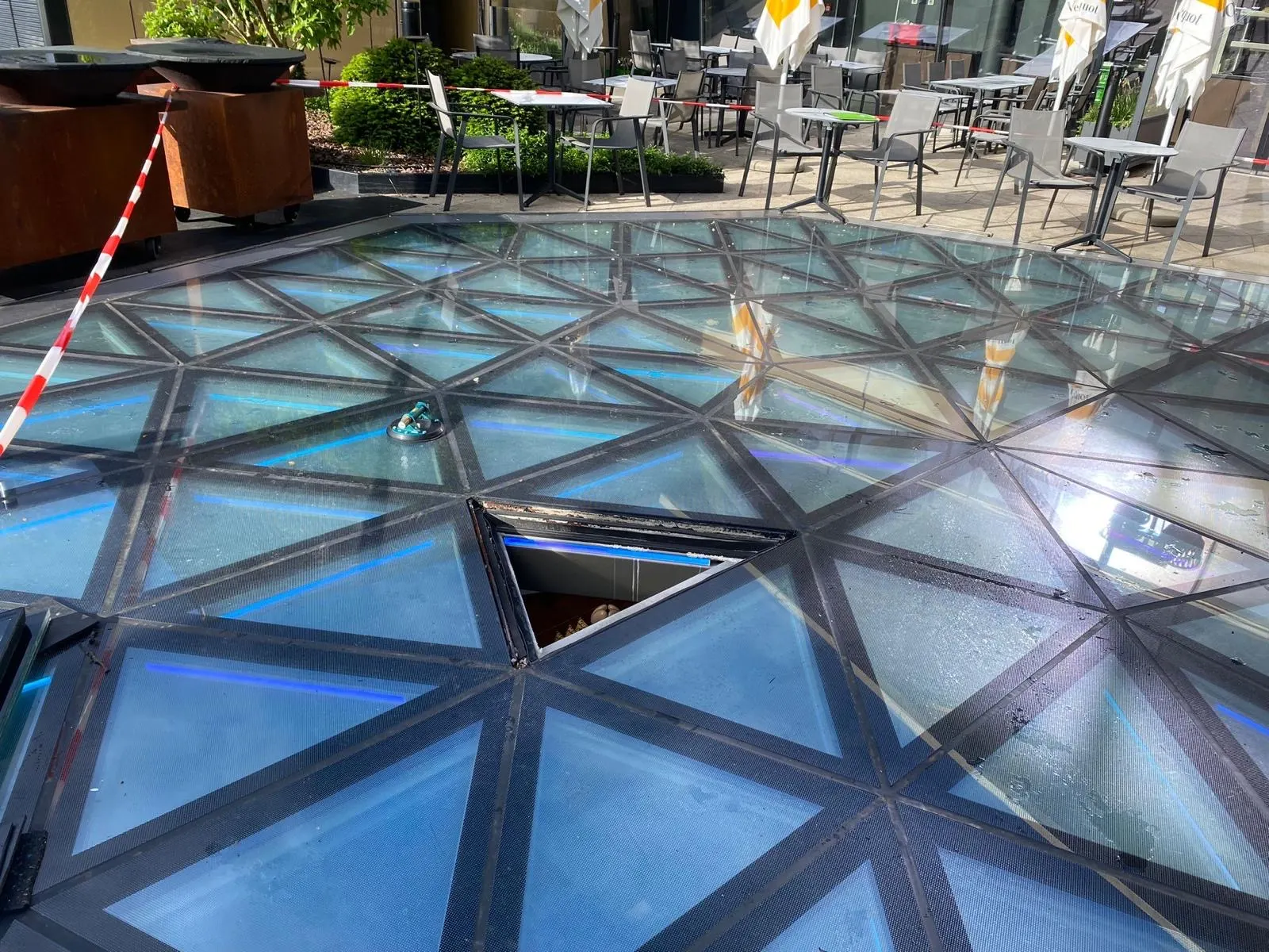 Dalle triangulaire coupe-feu EI90 sur la structure géodésique du rooftop Six Seven au Royal Hamilius — dalles en verre Luxembourg — Vitralux Bradtke (photo 1)