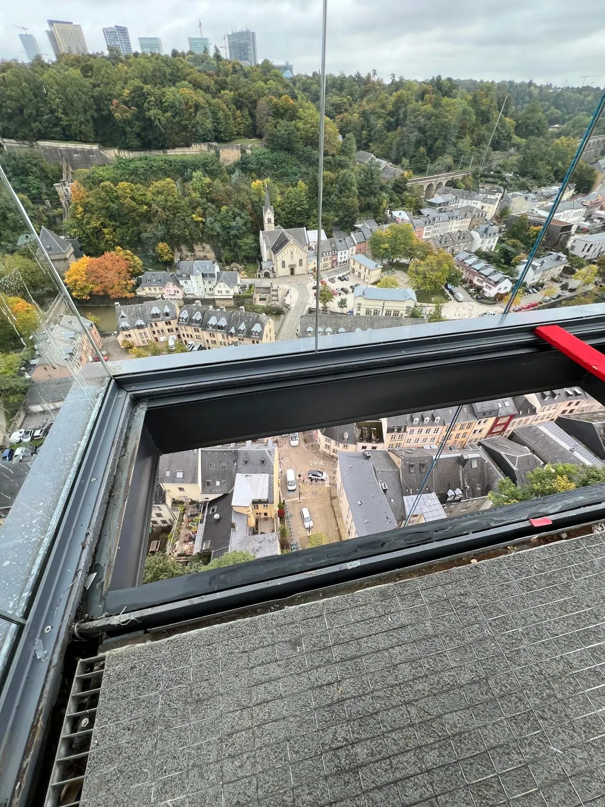 Remplacement d'une dalle de sol vitrée grand format dans l'ascenseur panoramique du Pfaffenthal — dalles en verre Luxembourg — Vitralux Bradtke (photo 2)