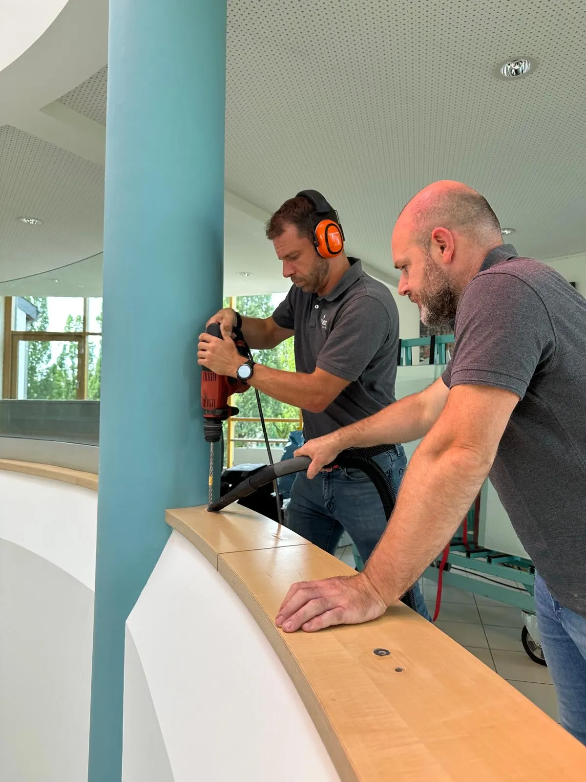 Garde-corps bombés en verre feuilleté 88.4 sur mesure à l'école primaire de Beaufort — garde-corps vitré Luxembourg — Vitralux Bradtke (photo 8)