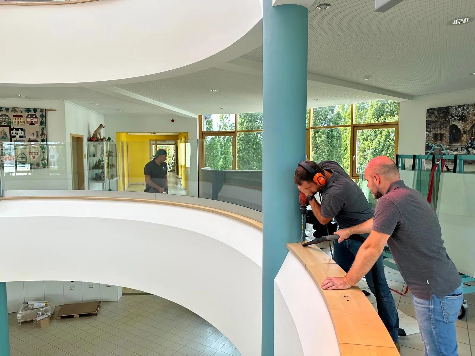 Garde-corps bombés en verre feuilleté 88.4 sur mesure à l'école primaire de Beaufort — garde-corps vitré Luxembourg — Vitralux Bradtke (photo 9)