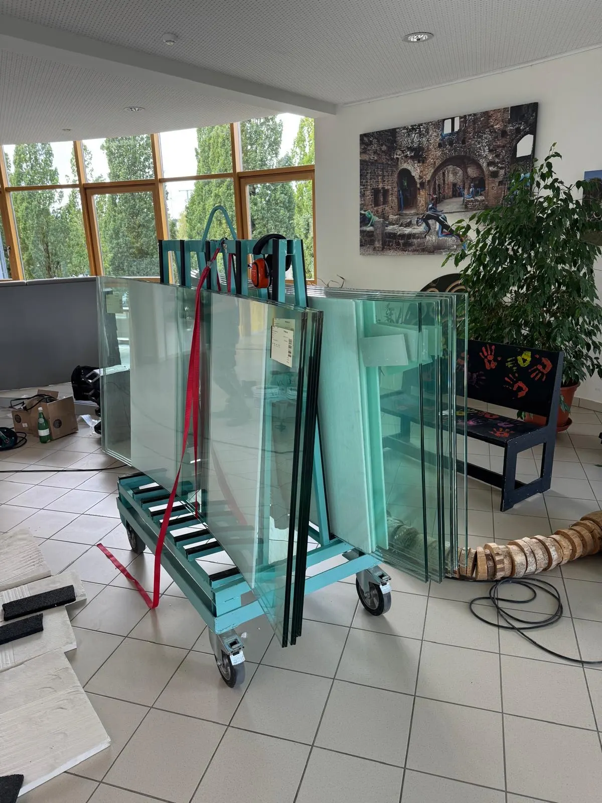 Garde-corps bombés en verre feuilleté 88.4 sur mesure à l'école primaire de Beaufort — garde-corps vitré Luxembourg — Vitralux Bradtke (photo 10)