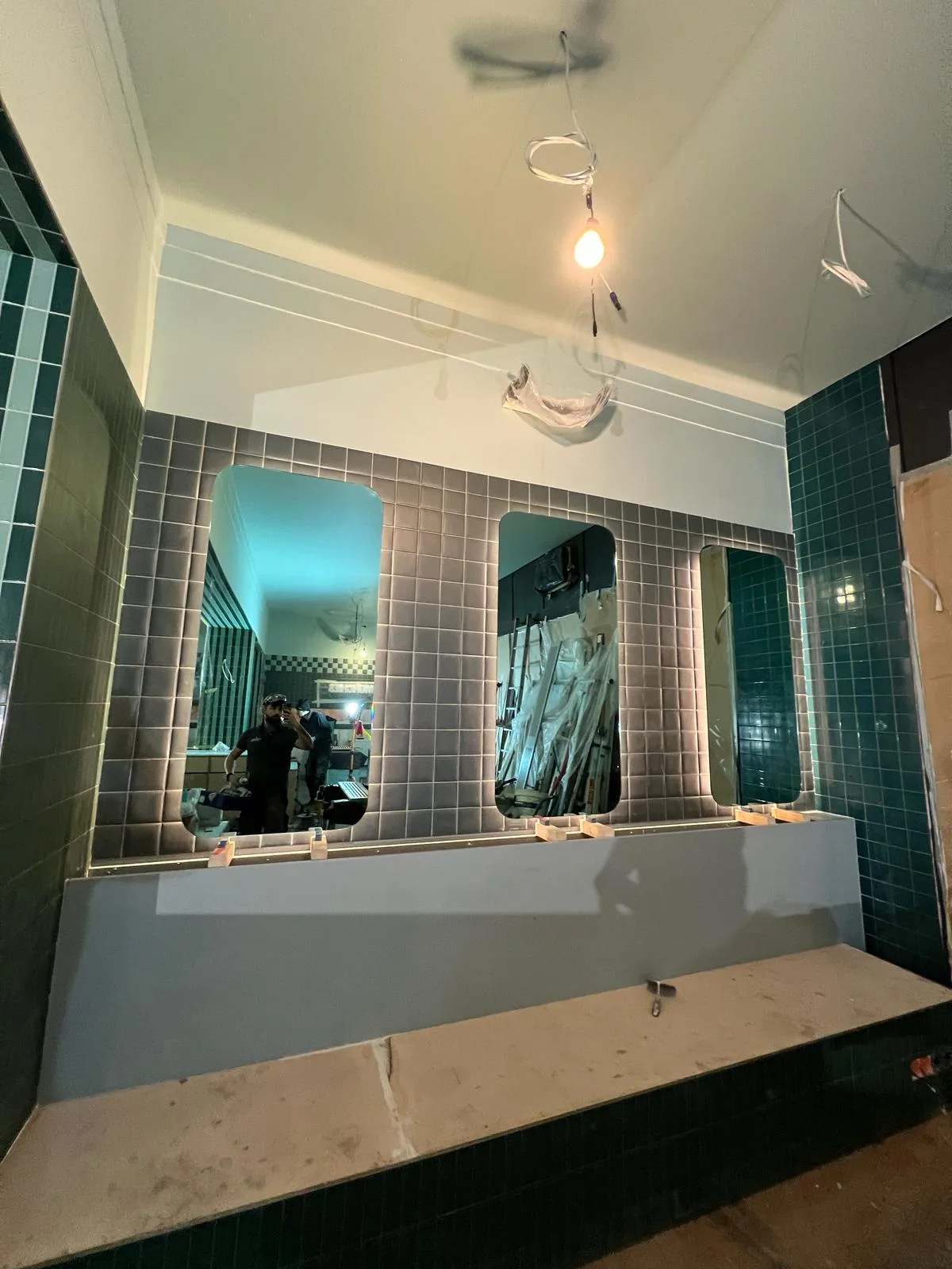 Miroirs teintés verts sur mesure Vitralux au restaurant Munchies à Luxembourg-Ville — miroir teinté Luxembourg — Vitralux Bradtke (photo 6)
