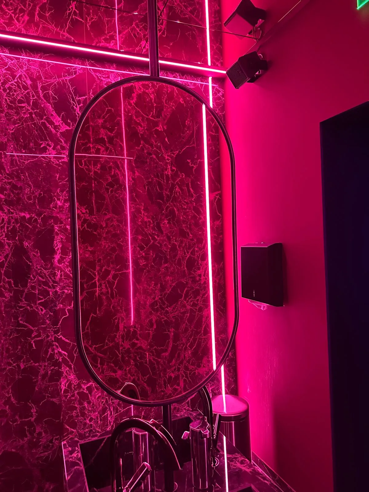 Miroirs teintés verts sur mesure Vitralux au restaurant Munchies à Luxembourg-Ville — miroir teinté Luxembourg — Vitralux Bradtke (photo 10)