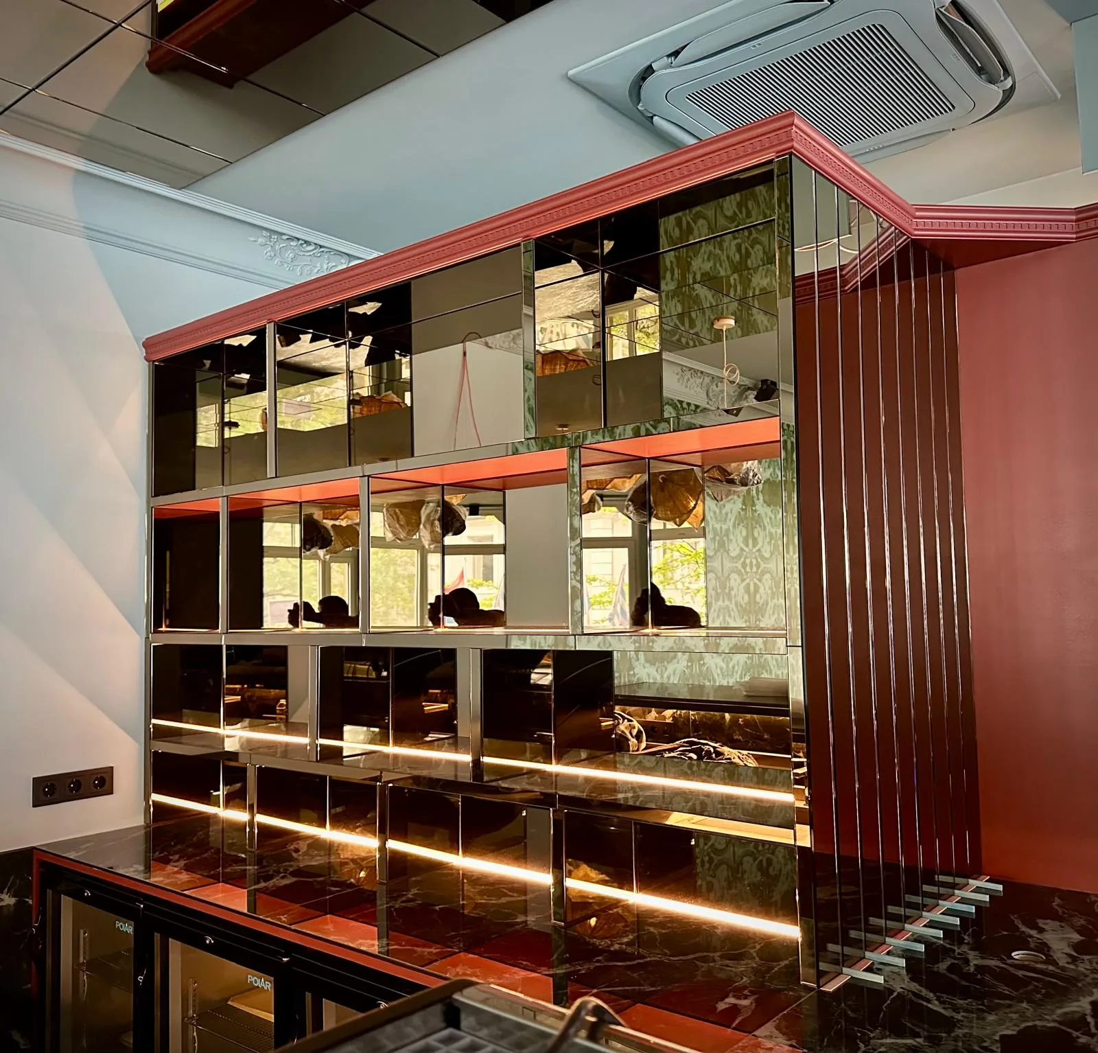 Miroirs teintés verts décoratifs sur mesure posés par Vitralux au restaurant Munchies à Luxembourg-Ville — miroirs teintés Luxembourg — Vitralux Bradtke (photo 1)