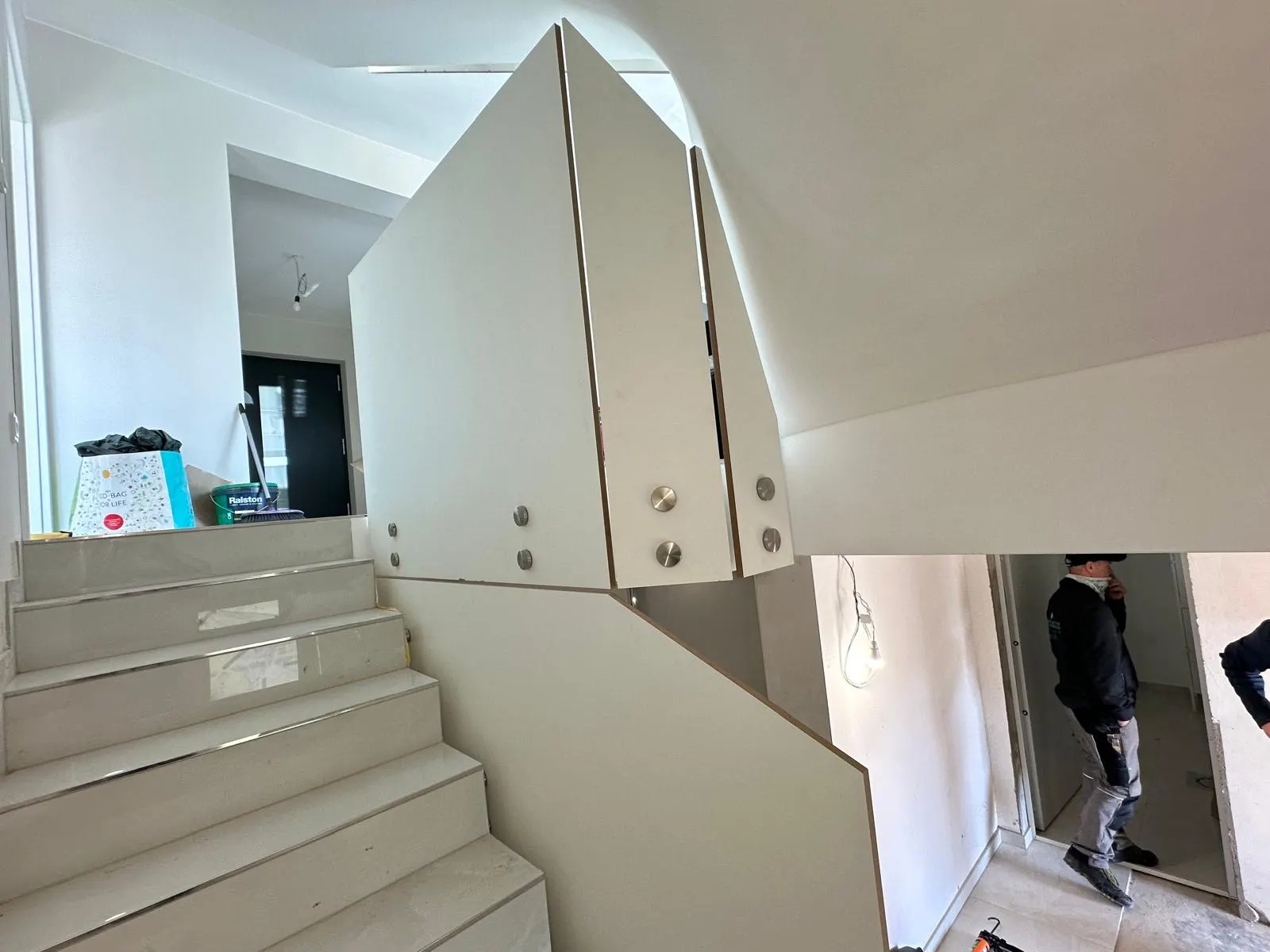 Gabarit bois d'un panneau incliné suivant l'escalier avant fabrication du verre — Vitralux Bradtke Luxembourg