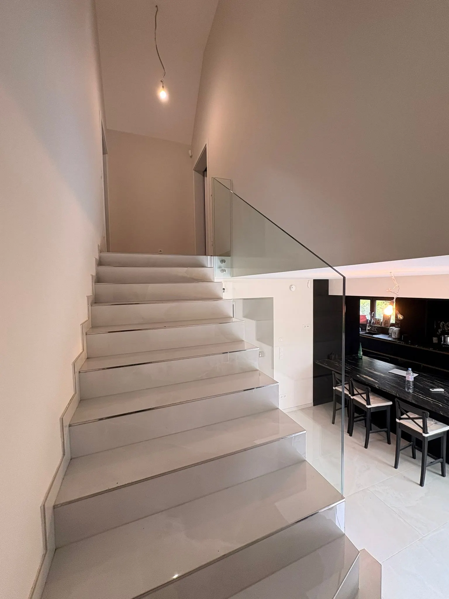 Garde-corps feuilleté trempé VSG à attaches ponctuelles inox sur escalier — garde-corps vitré Luxembourg — Vitralux Bradtke (photo 1)