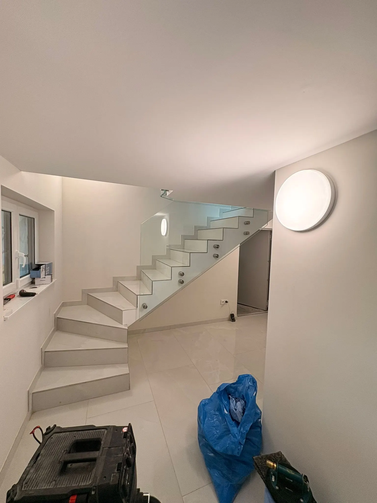 Garde-corps feuilleté trempé VSG sur attaches ponctuelles inox dans un escalier — Vitralux Luxembourg