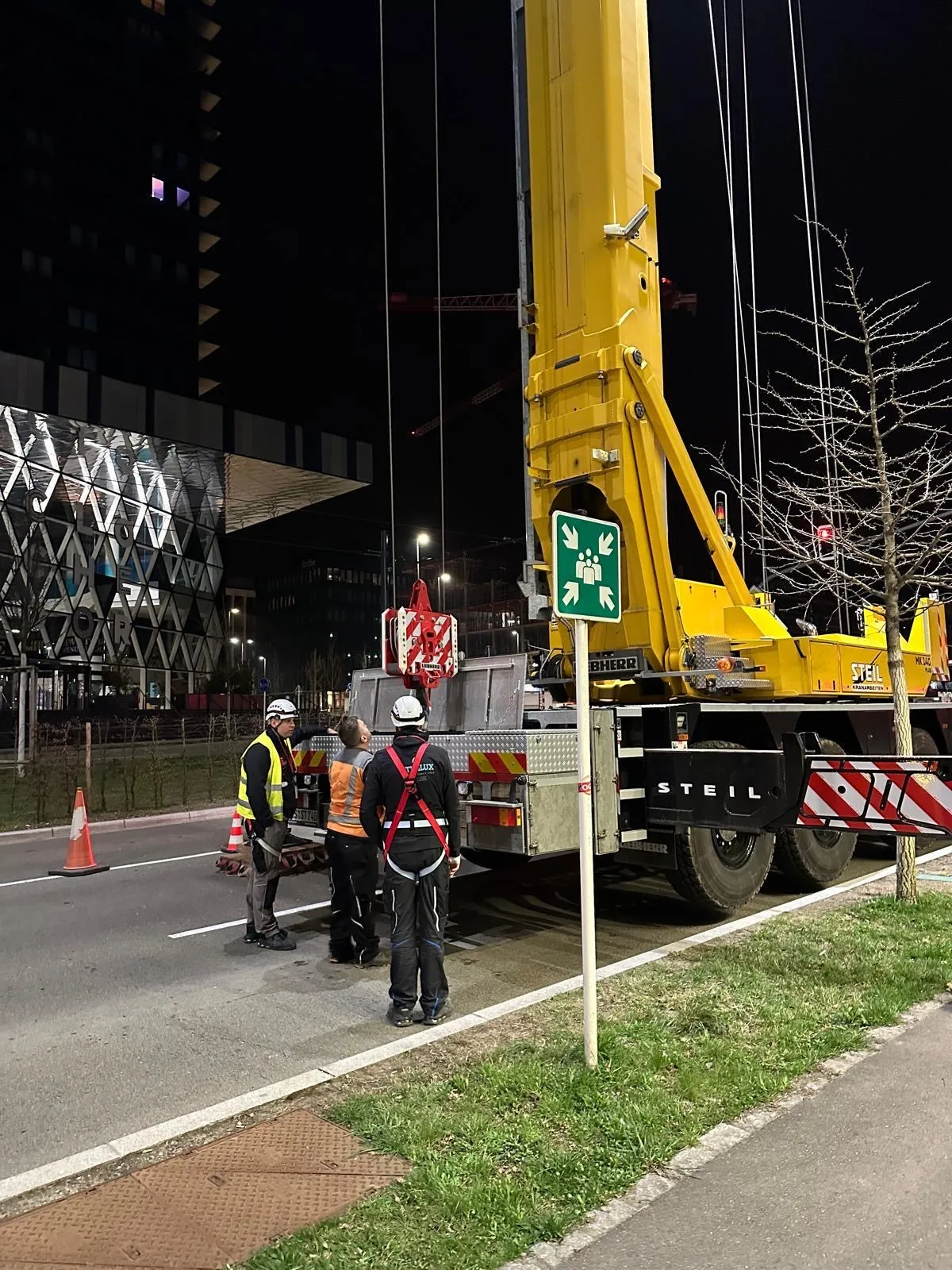 Remplacement nocturne de vitrages de toiture à accès difficile chez Deloitte Kirchberg — grue Liebherr, lève-verre motorisé et techniciens en harnais — réparation de vitrages Luxembourg — Vitralux Bradtke (photo 2)