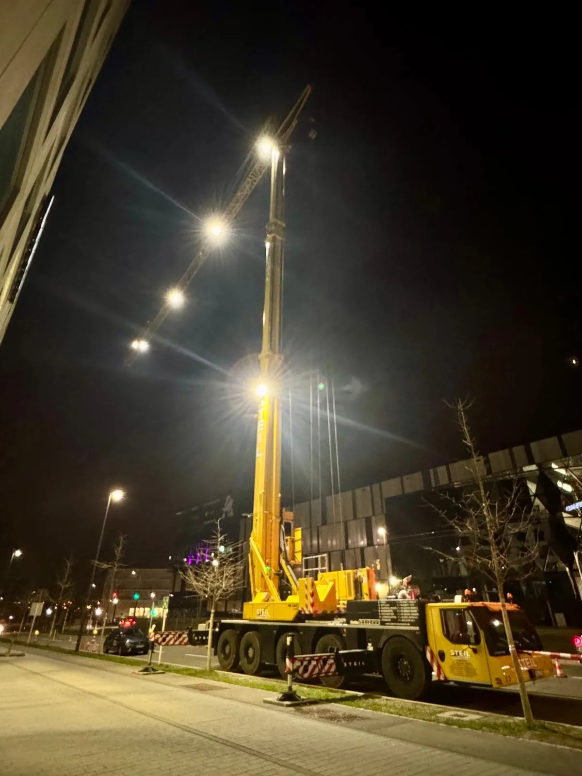 Grue de chantier — chantier de façade vitrée Luxembourg — Vitralux Bradtke
