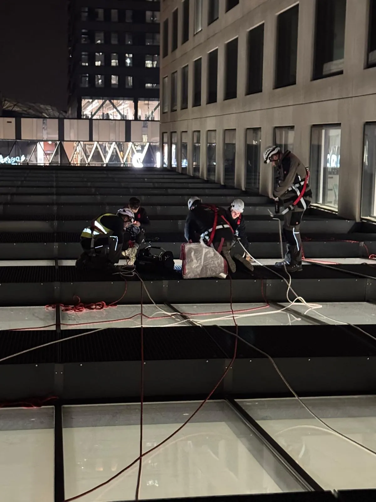 Remplacement nocturne de vitrages de toiture à accès difficile chez Deloitte Kirchberg — grue Liebherr, lève-verre motorisé et techniciens en harnais — réparation de vitrages Luxembourg — Vitralux Bradtke (photo 13)