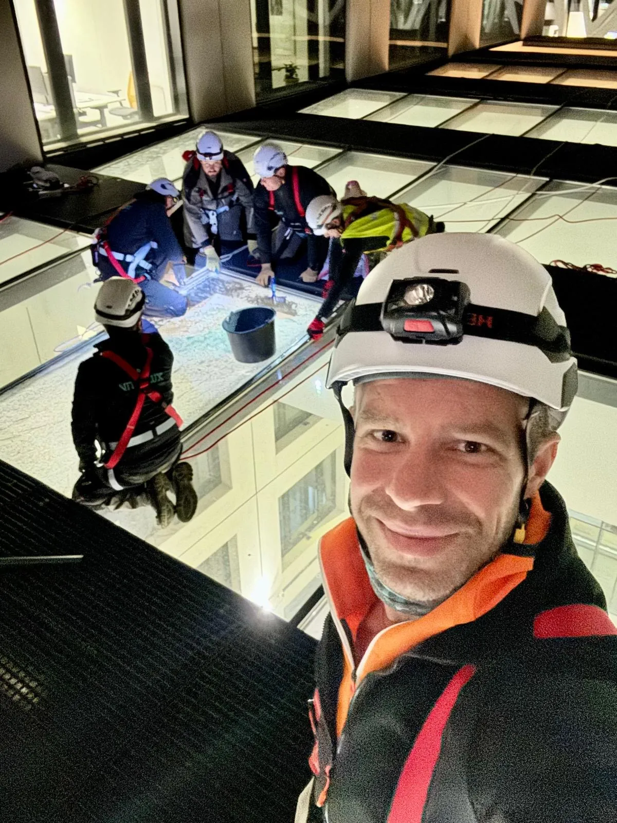 Remplacement nocturne de vitrages de toiture à accès difficile chez Deloitte Kirchberg — grue Liebherr, lève-verre motorisé et techniciens en harnais — réparation de vitrages Luxembourg — Vitralux Bradtke (photo 14)