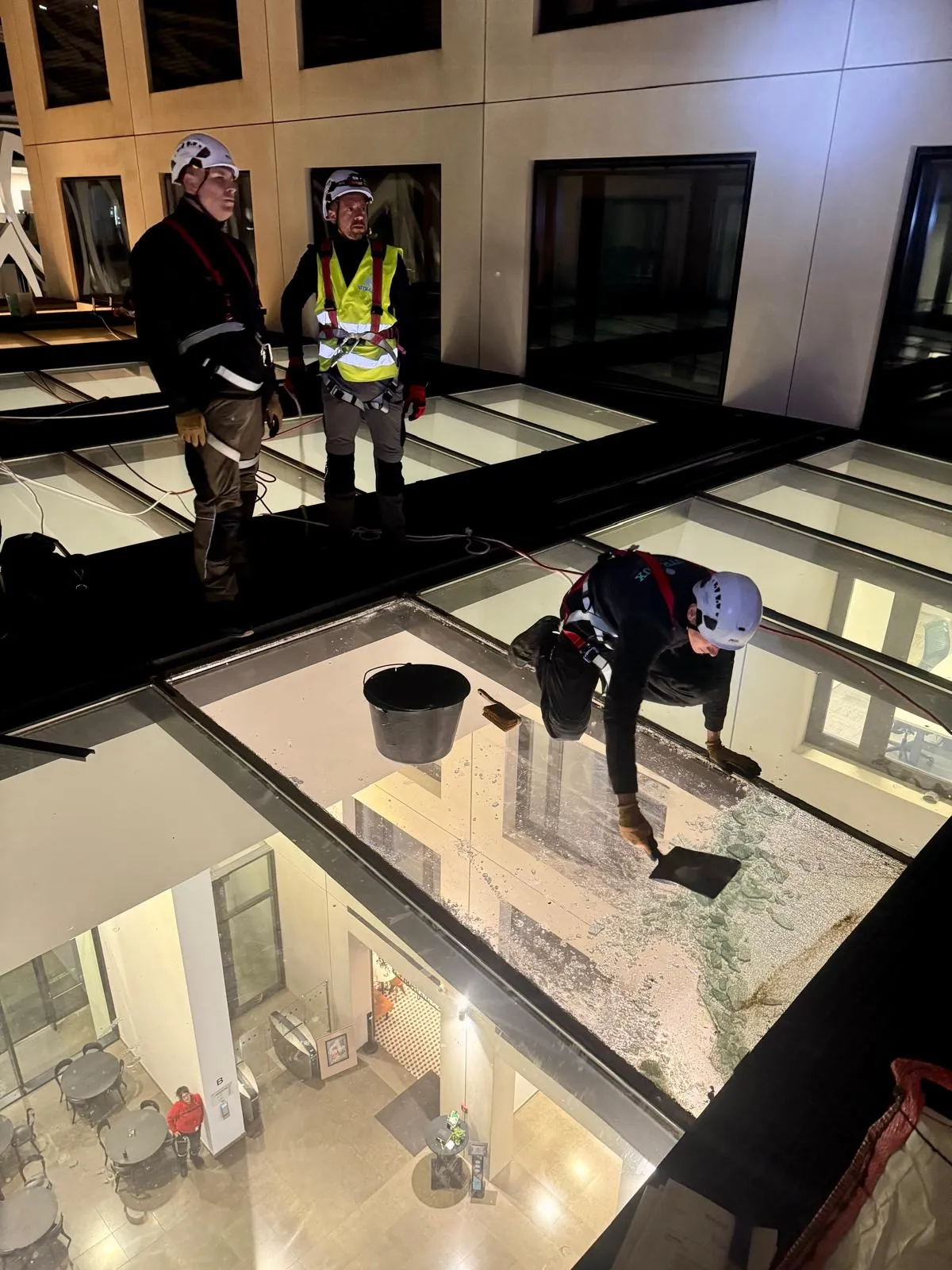 Remplacement nocturne de vitrages de toiture à accès difficile chez Deloitte Kirchberg — grue Liebherr, lève-verre motorisé et techniciens en harnais — réparation de vitrages Luxembourg — Vitralux Bradtke (photo 11)