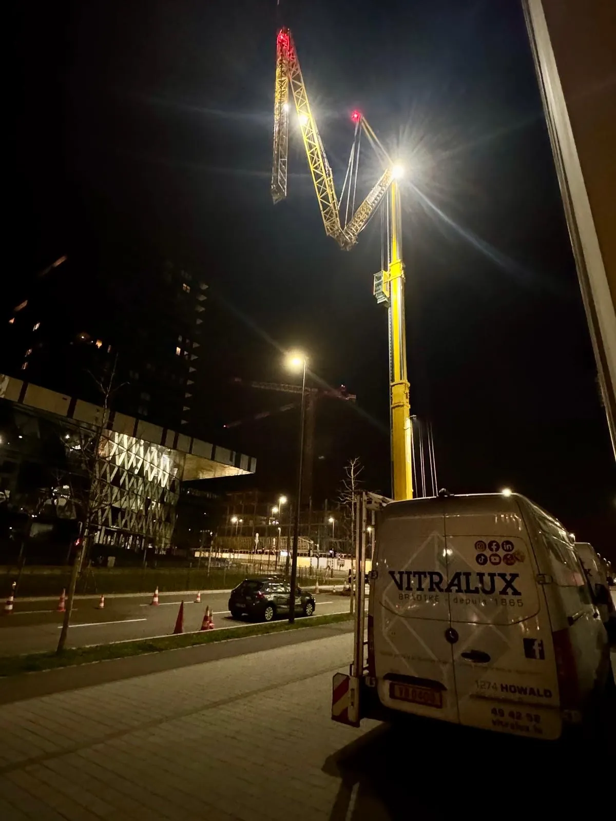 Remplacement nocturne de vitrages de toiture à accès difficile chez Deloitte Kirchberg — grue Liebherr, lève-verre motorisé et techniciens en harnais — réparation de vitrages Luxembourg — Vitralux Bradtke (photo 10)