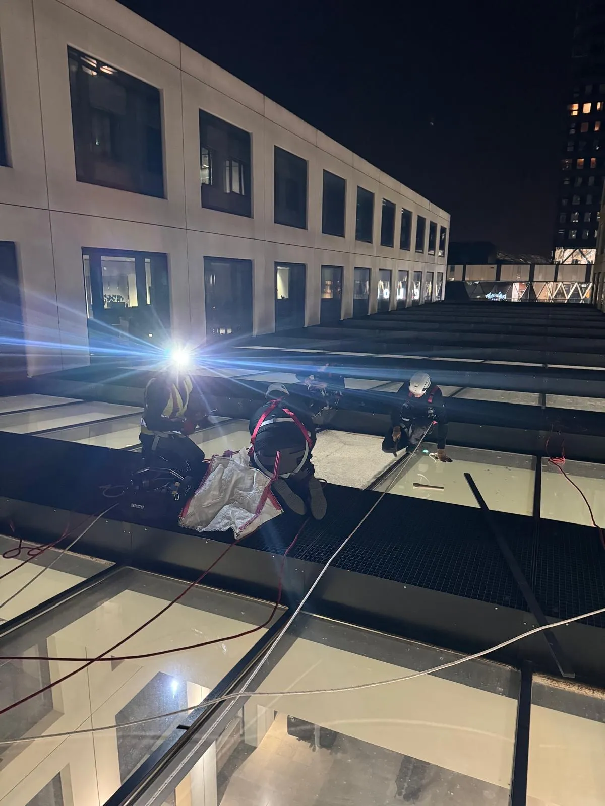Intervention nocturne de Vitralux sur une toiture vitrée au Kirchberg — réalisation Vitralux Bradtke au Luxembourg