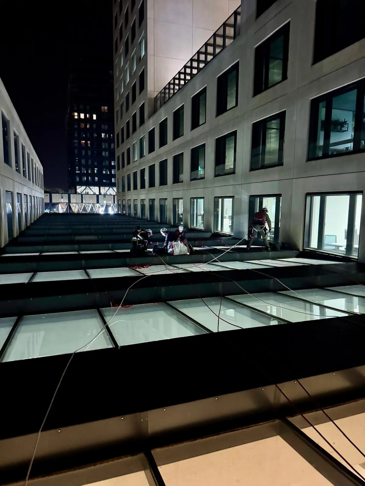 Remplacement nocturne de vitrages de toiture à accès difficile chez Deloitte Kirchberg — grue Liebherr, lève-verre motorisé et techniciens en harnais — réparation de vitrages Luxembourg — Vitralux Bradtke (photo 9)