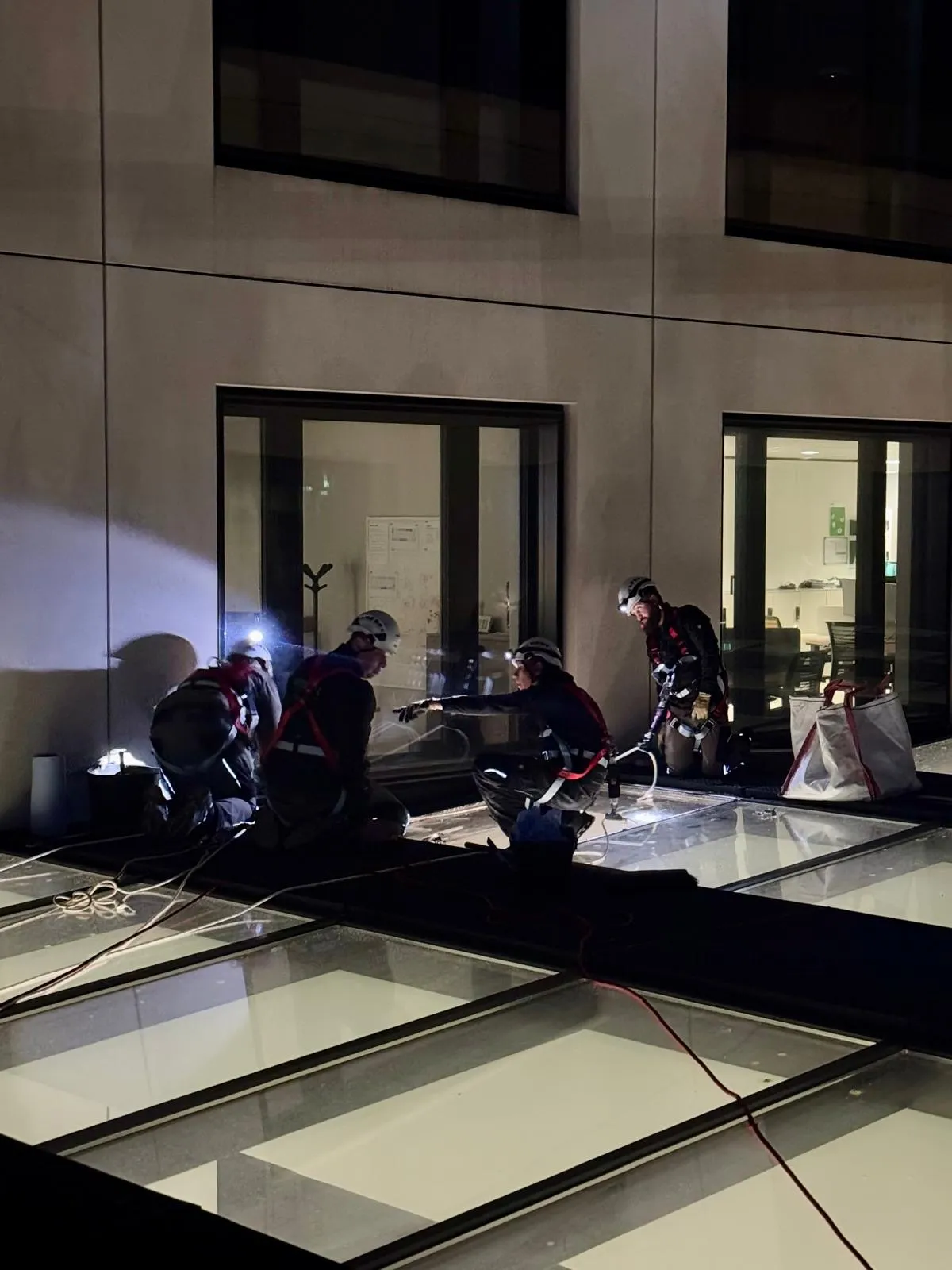 Remplacement nocturne de vitrages de toiture à accès difficile chez Deloitte Kirchberg — grue Liebherr, lève-verre motorisé et techniciens en harnais — réparation de vitrages Luxembourg — Vitralux Bradtke (photo 6)