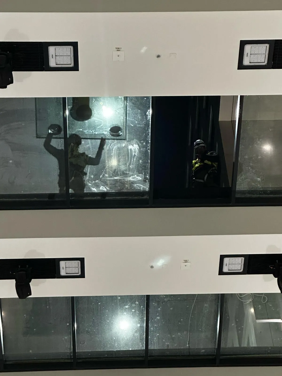 Remplacement nocturne de vitrages de toiture à accès difficile chez Deloitte Kirchberg — grue Liebherr, lève-verre motorisé et techniciens en harnais — réparation de vitrages Luxembourg — Vitralux Bradtke (photo 8)