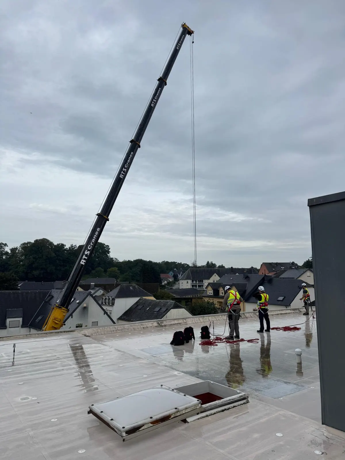 Remplacement de vitrages isolants de toiture à la grue sur la mairie de Dalheim — réparation de vitrages Luxembourg — Vitralux Bradtke (photo 2)